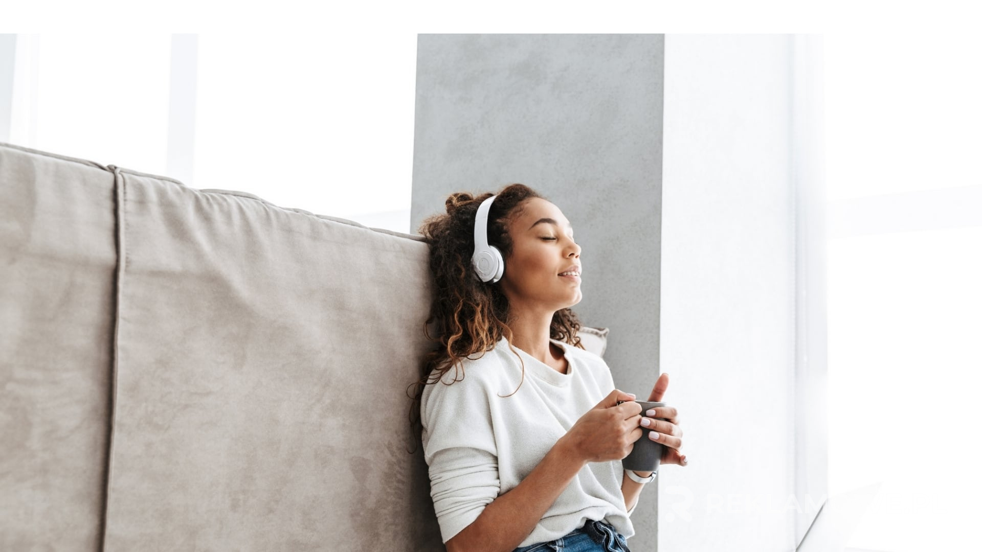 Bezprzewodowe słuchawki na stole