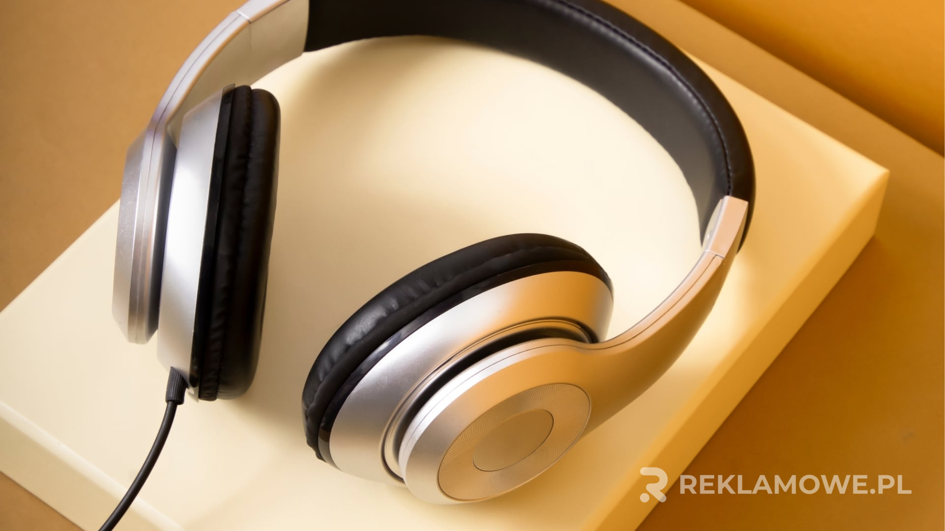 Ergonomiczne słuchawki na biurku