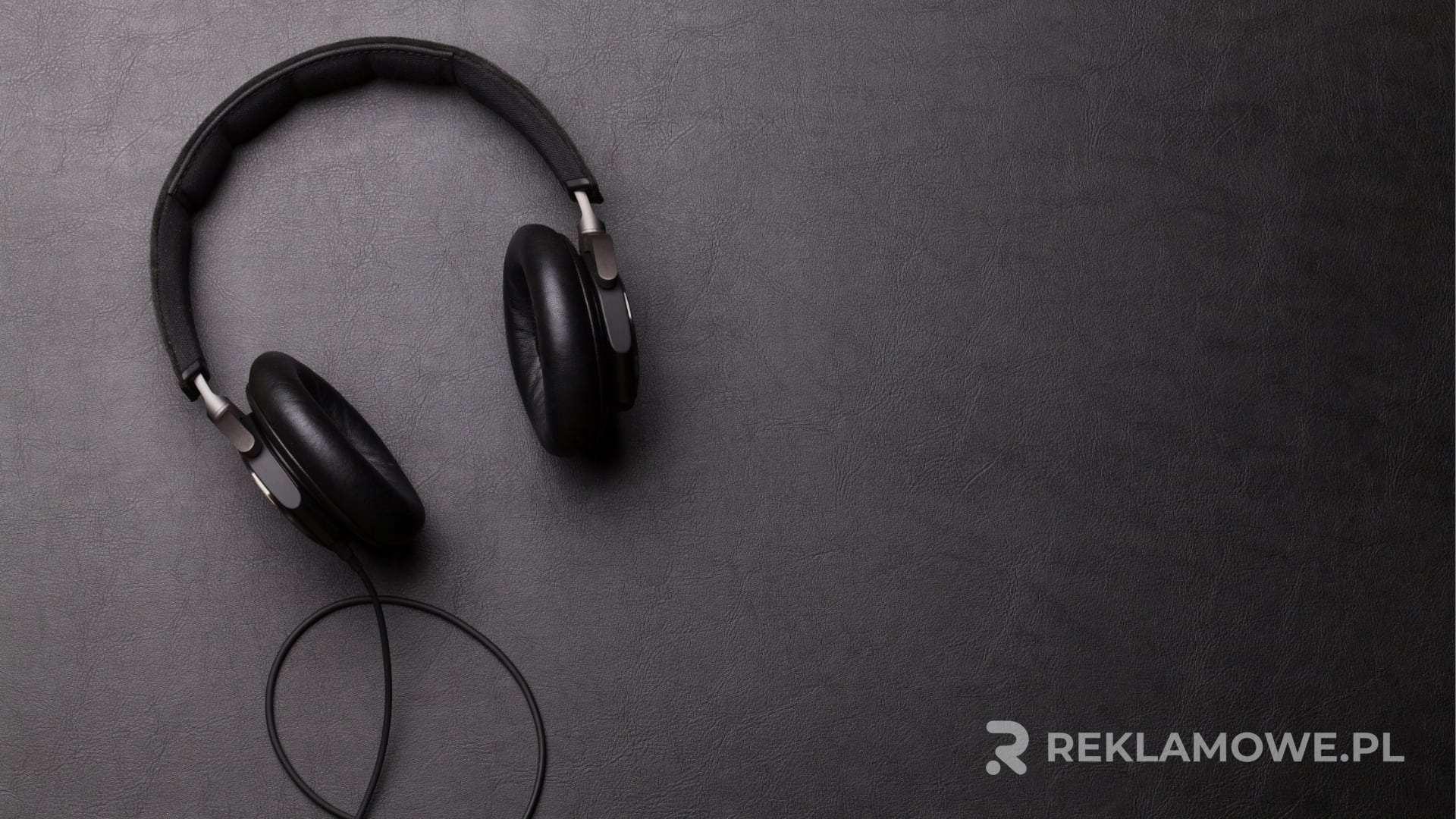 Zestaw profesjonalnych słuchawek reklamowych