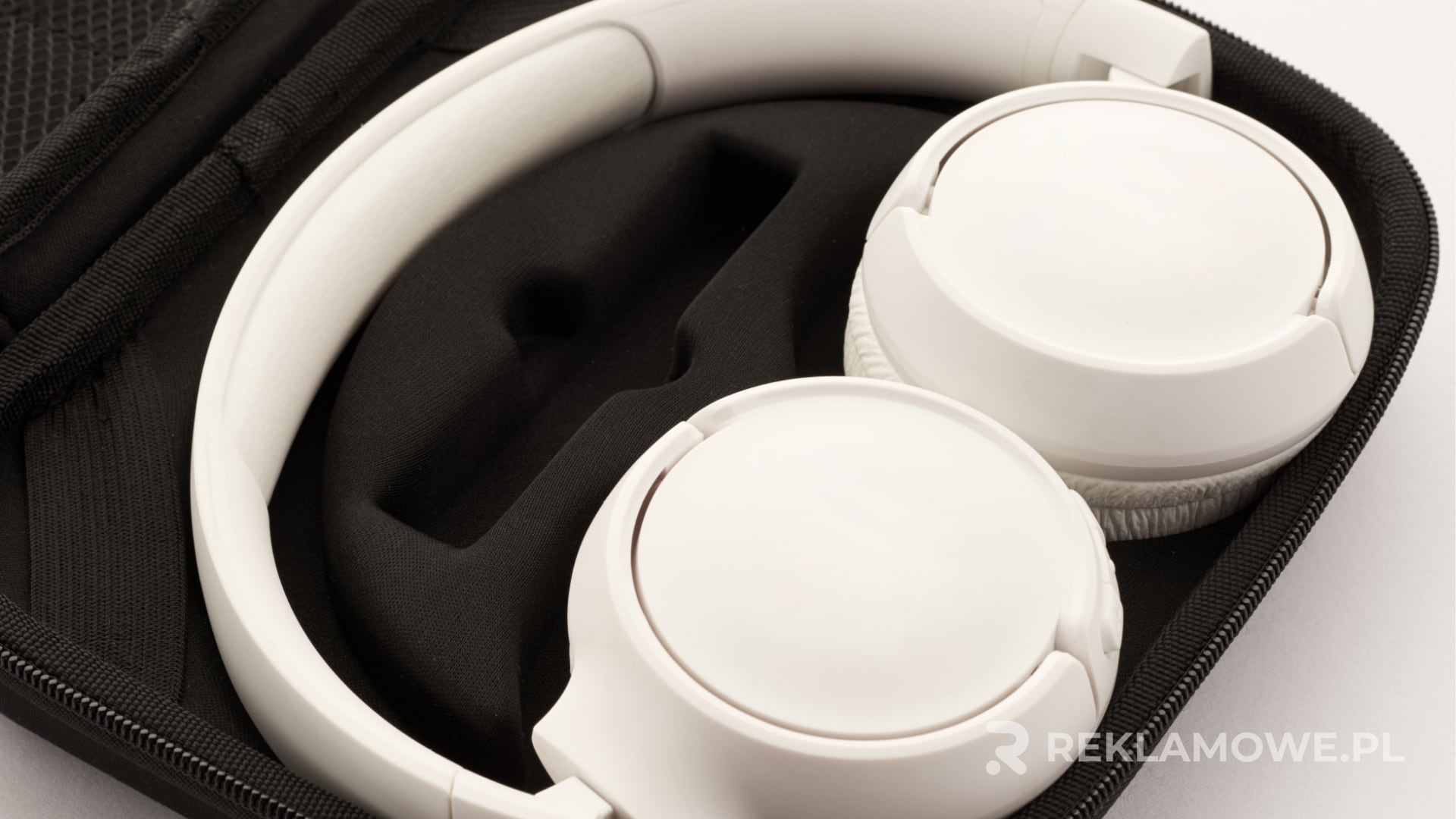 Słuchawki reklamowe na biurku