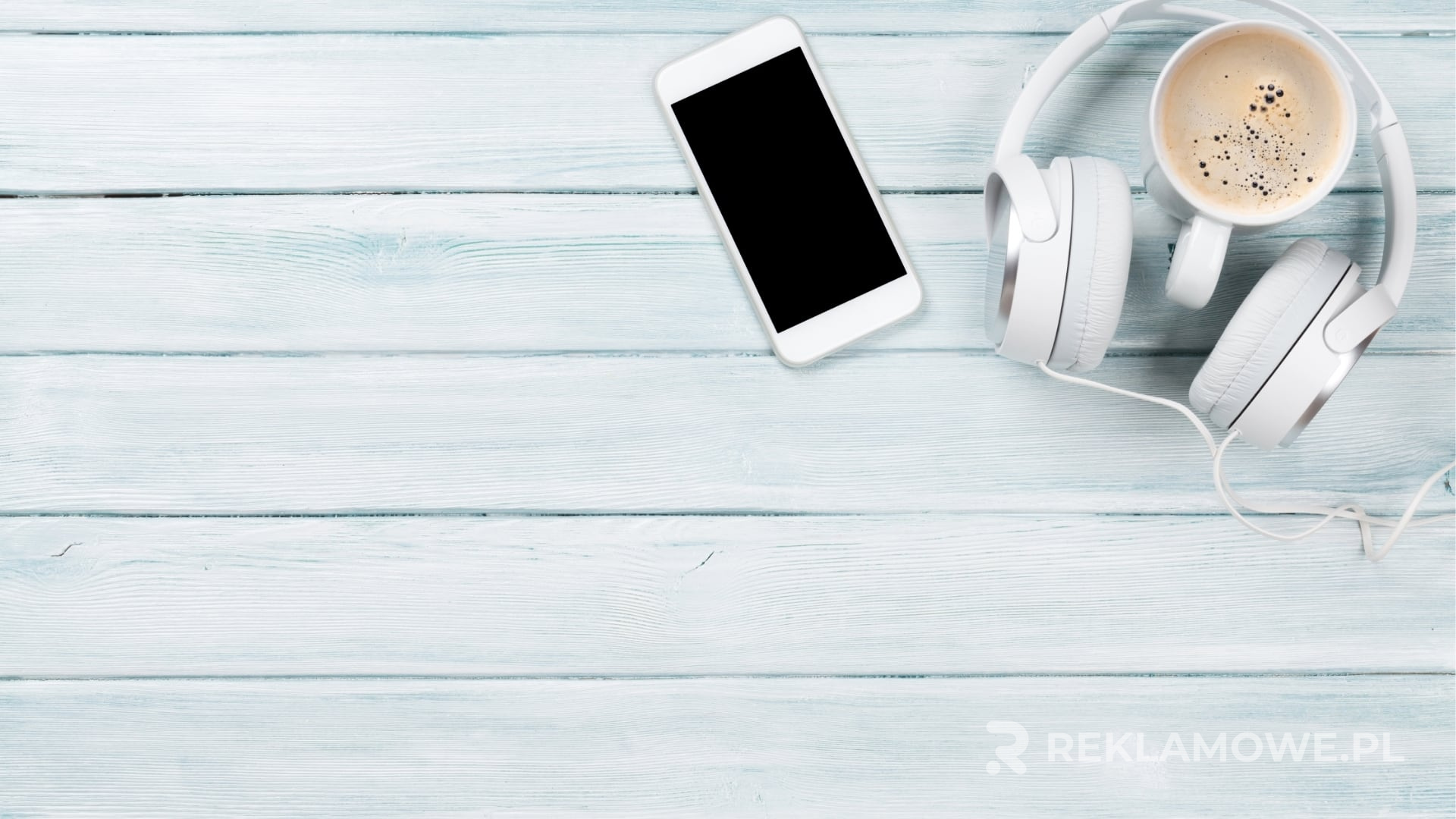 Słuchawki reklamowe na biurku