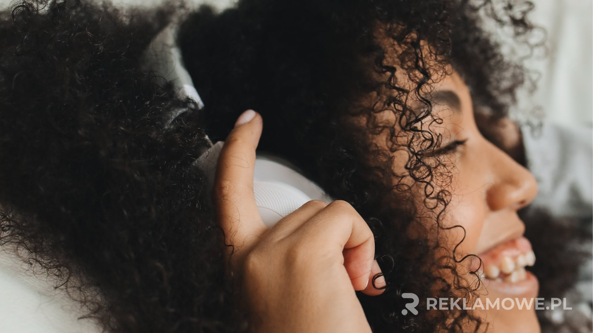 Personalizowane słuchawki reklamowe jako skuteczny sposób na budowanie marki