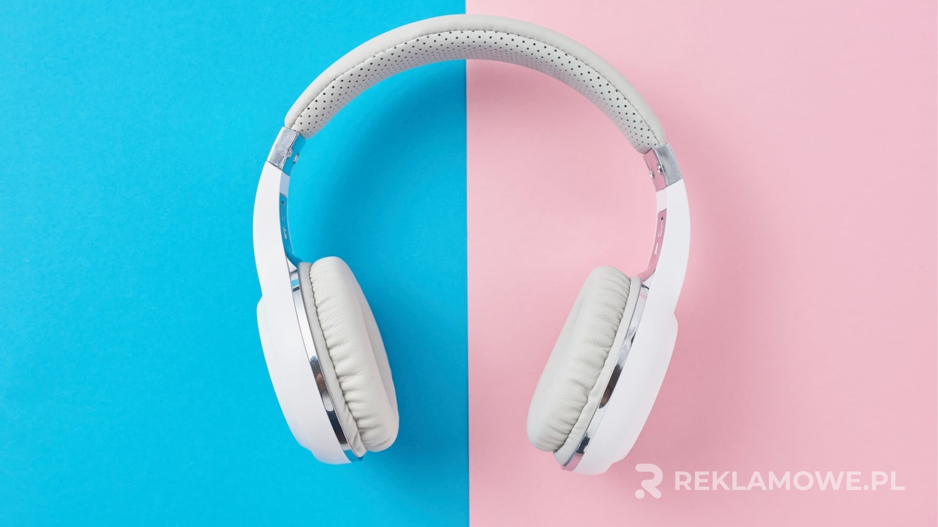 Słuchawki na stole podczas pisania recenzji