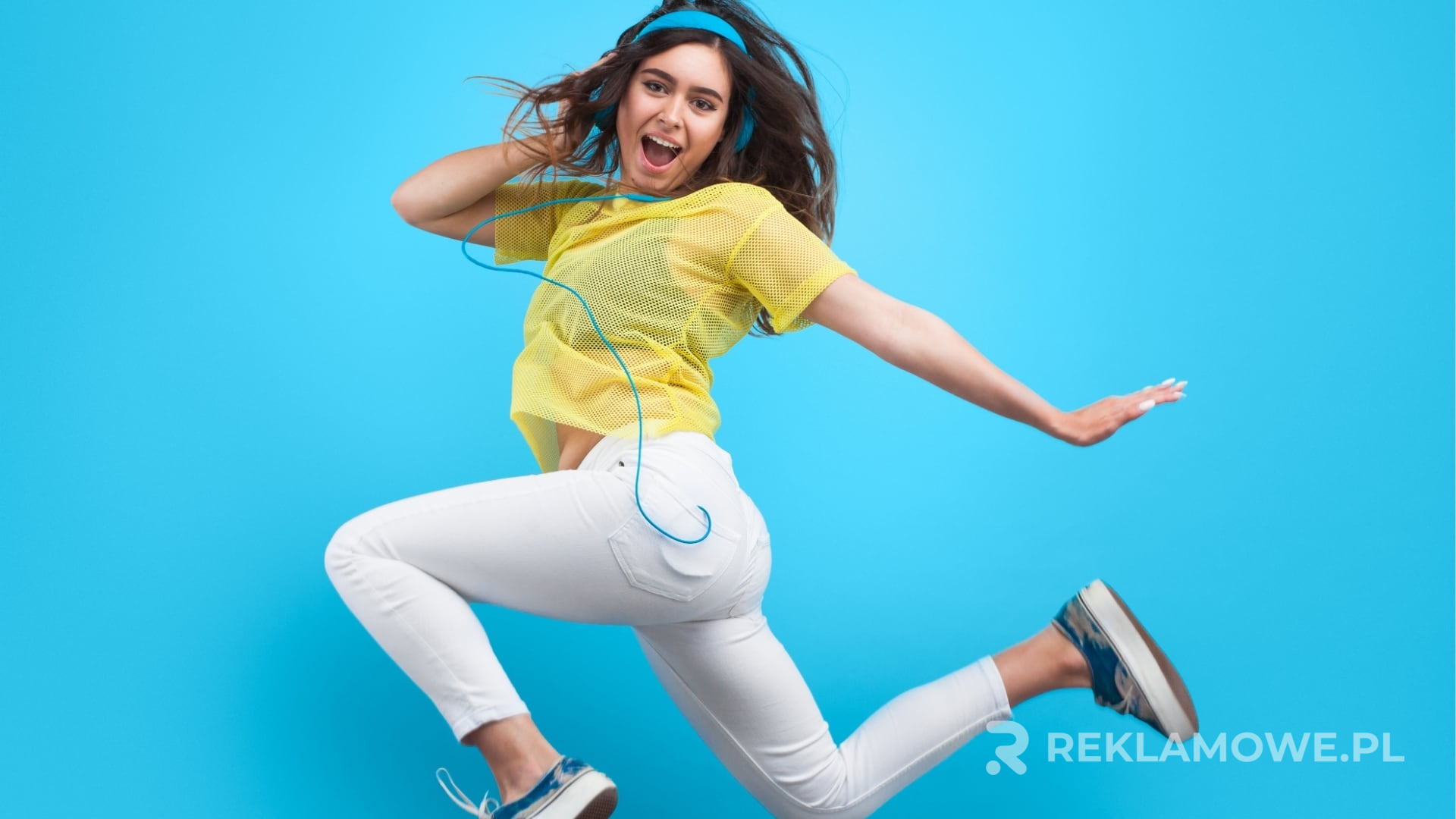 Różne modele słuchawek reklamowych