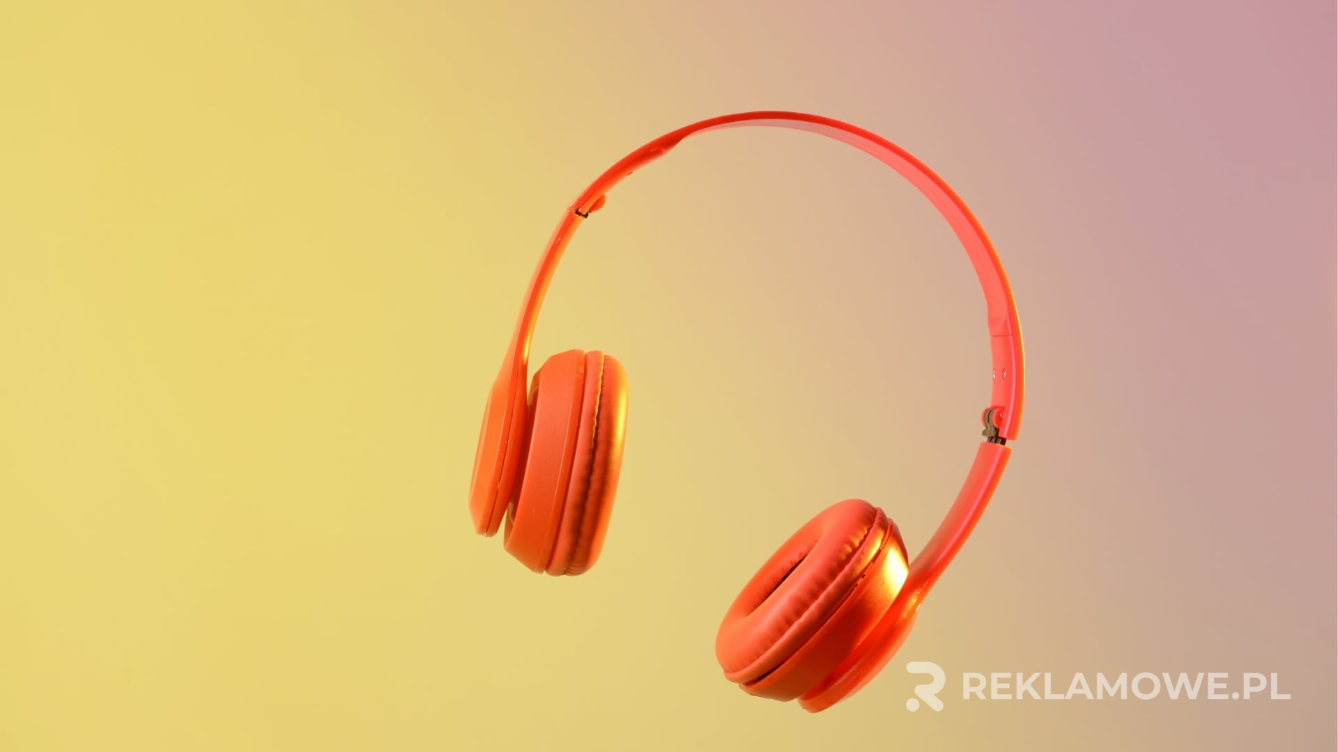 Osoba używająca słuchawek w ramach kampanii reklamowej