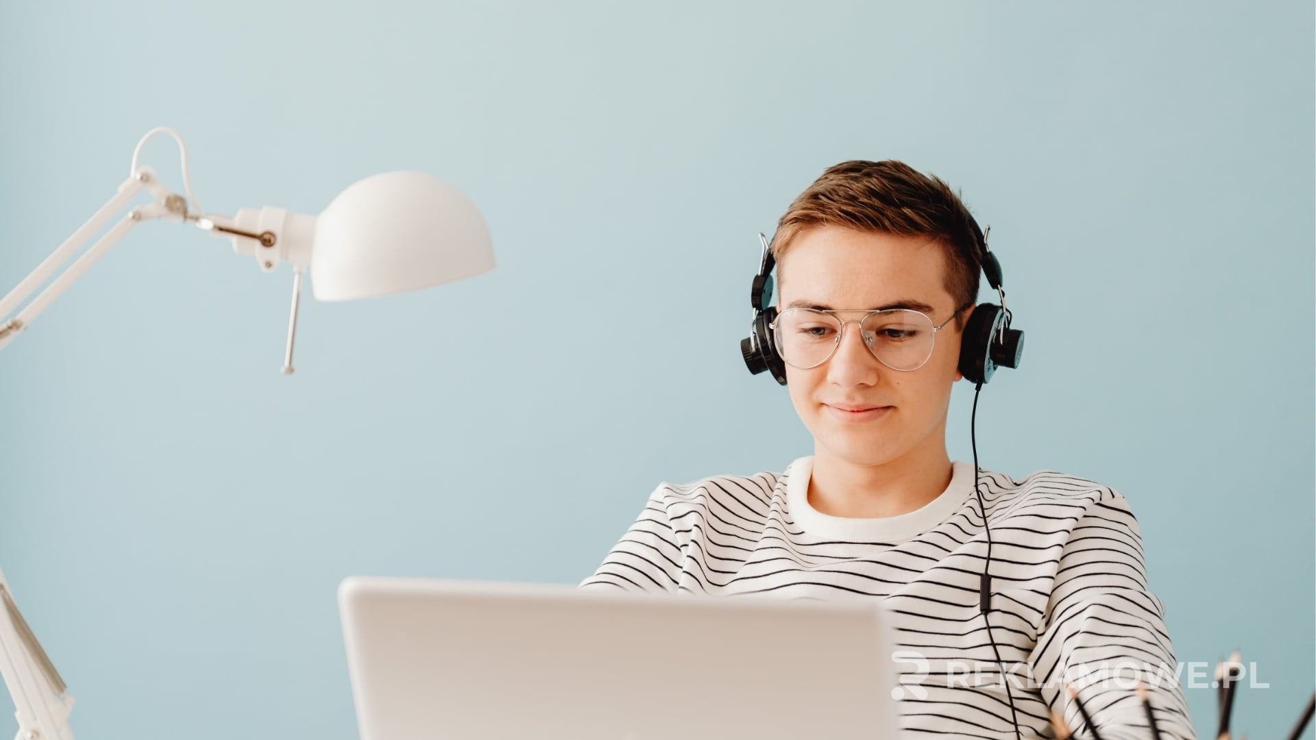 Słuchawki reklamowe Bluetooth jako popularny gadżet firmowy