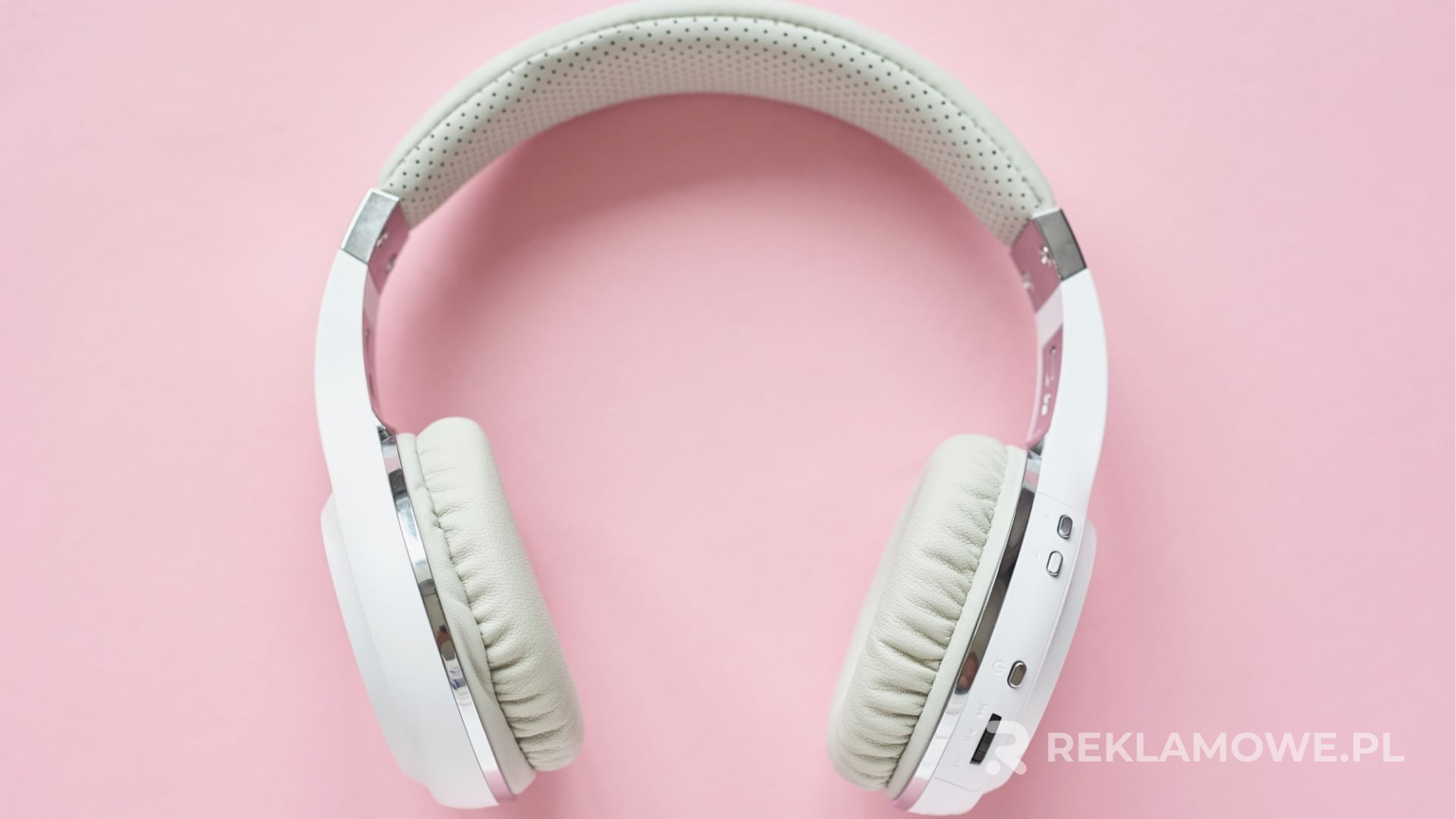 Słuchawki bluetooth na stole