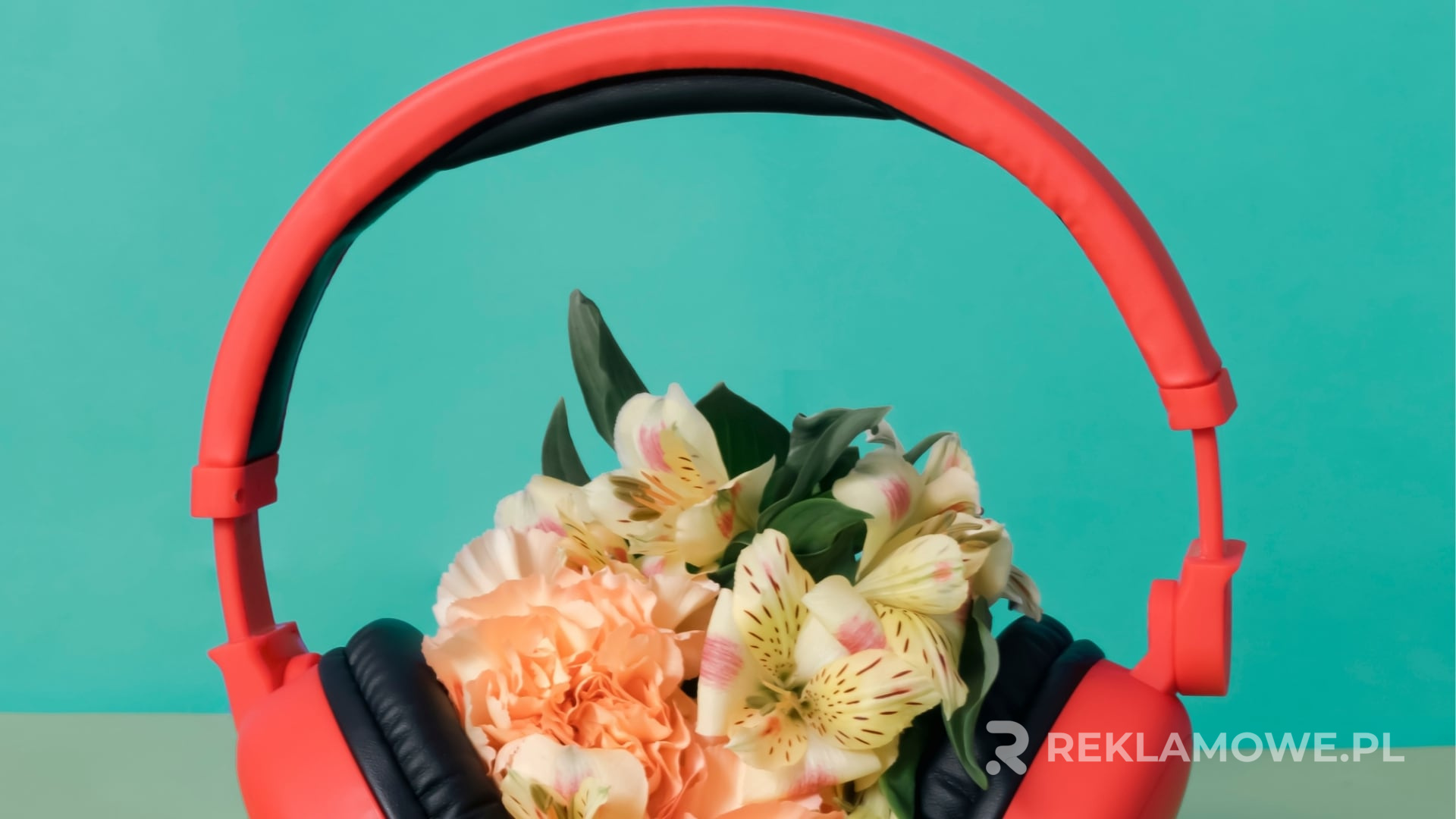 Słuchawki używane jako produkty reklamowe