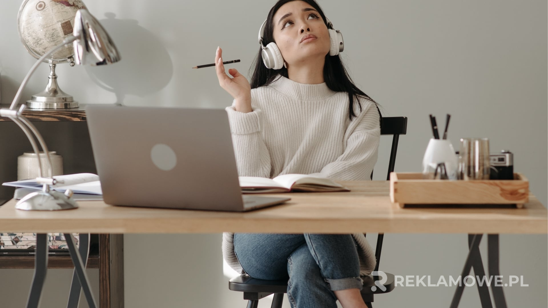 Słuchawki reklamowe zintegrowane z gadżetami promocyjnymi