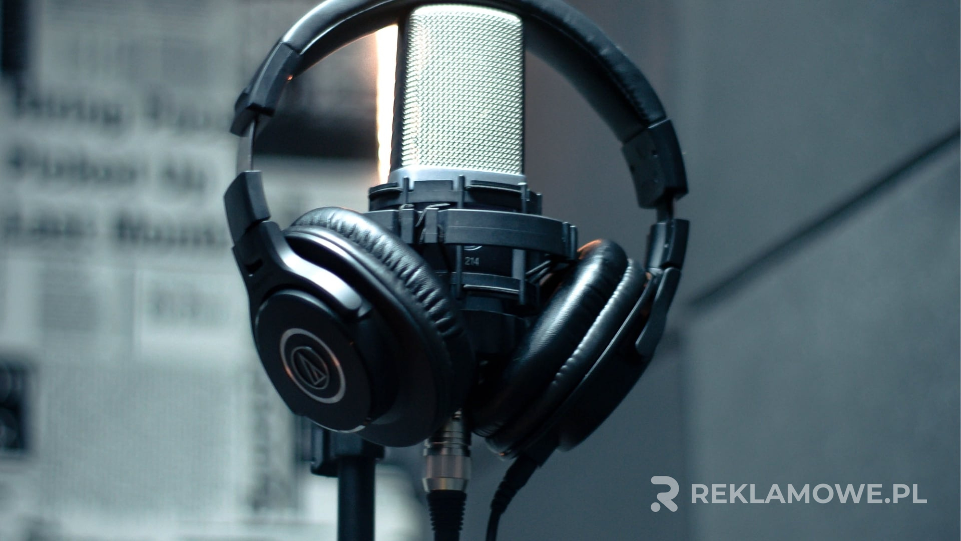 Słuchawki reklamowe na stole