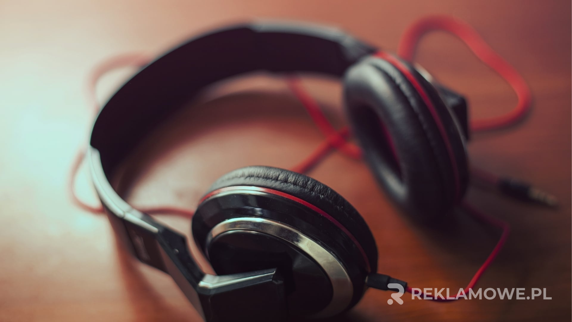 Słuchawki reklamowe na stole
