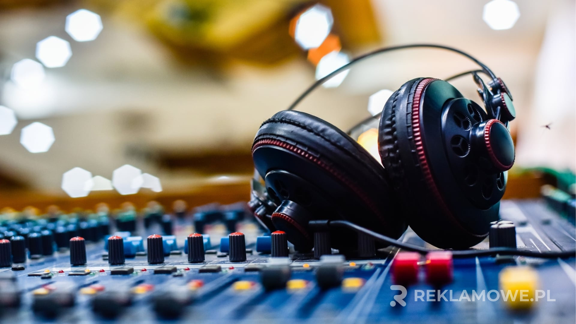 Kolorowe słuchawki na tle biznesowym