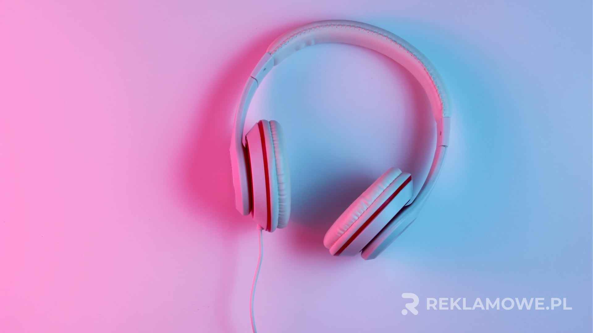 Zalety stosowania słuchawek reklamowych w promocji Słuchawki reklamowe używane w promocji